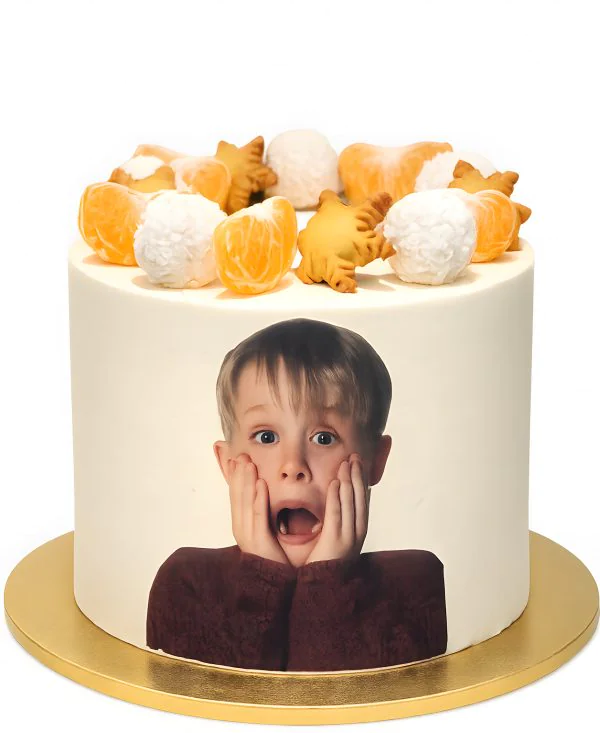 Белый минималистичный торт по фильму Фото