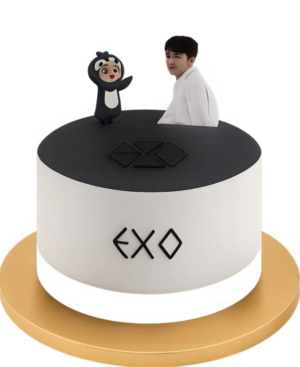 Белый торт с топперами персонажей ЕХО Фото