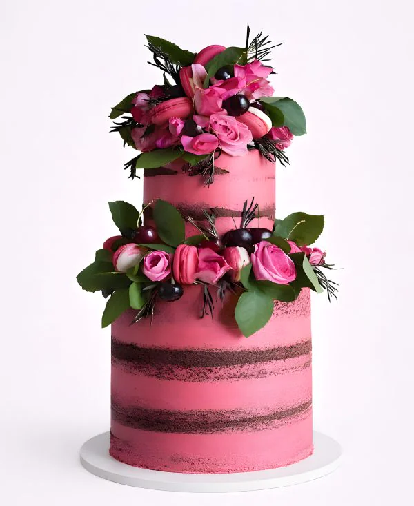 Двухъярусный розовый торт с яркими цветами и макарунами для женщины Фото