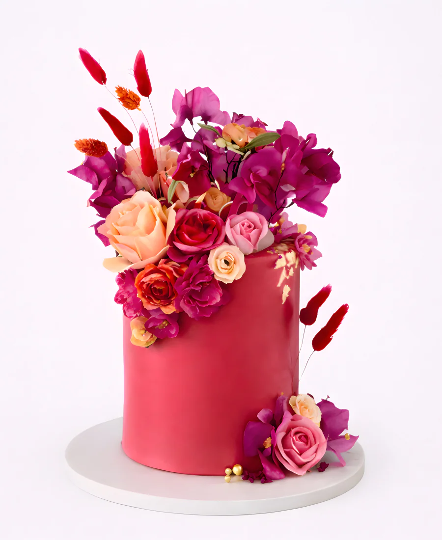 Восхитительный красный торт с розами Фото