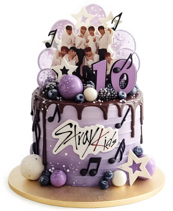 Фиолетовый торт с леденцами на 10 лет с группой Stray Kids Фото