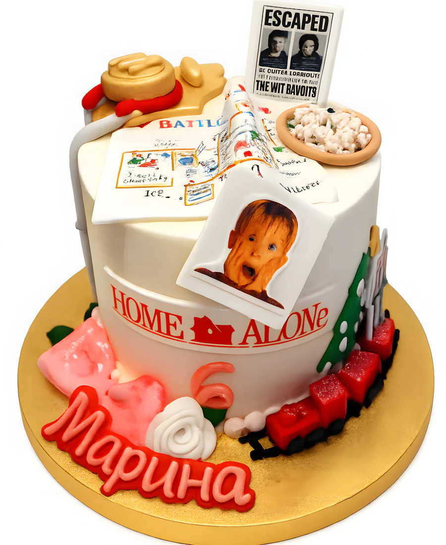 Торт с печеньем и персонажем Кевином из Один дома Фото