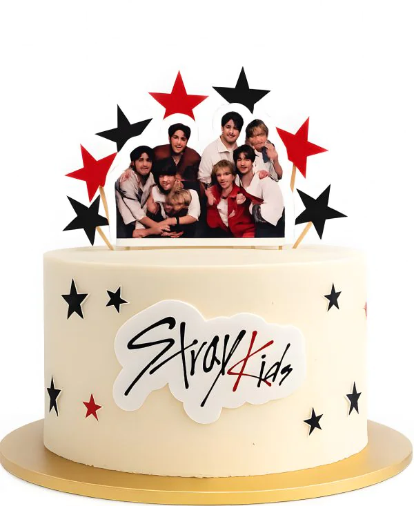 Минималистичный торт с топпером персонажей Stray Kids Фото