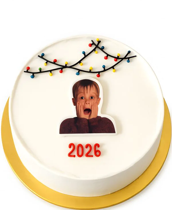 Минималистичный торт в стиле бенто с Кевином и гирляндой Фото