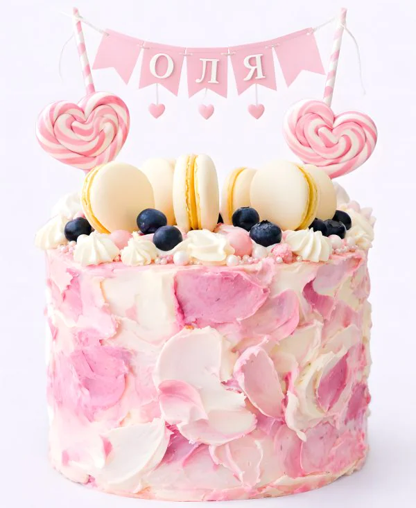 Бело-розовый торт с макарунами Фото