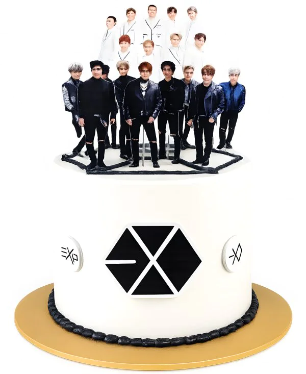 Торт по тематике ЕХО с топперами участников Фото