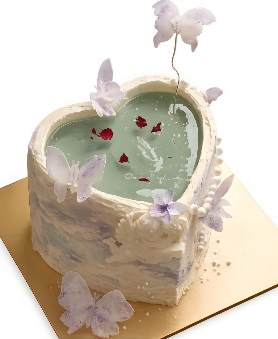 Нежный торт в форме сердца с бабочками Фото