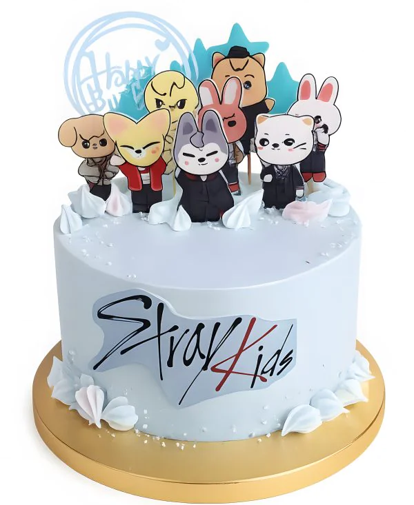 Нежный торт с персонажами Stray Kids Фото