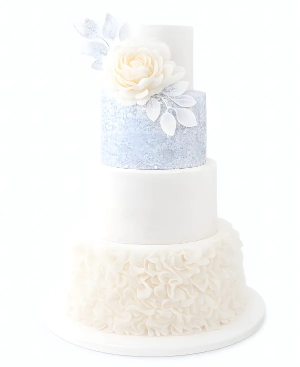 Эксклюзивный серебристо-белый свадебный торт с цветком Фото