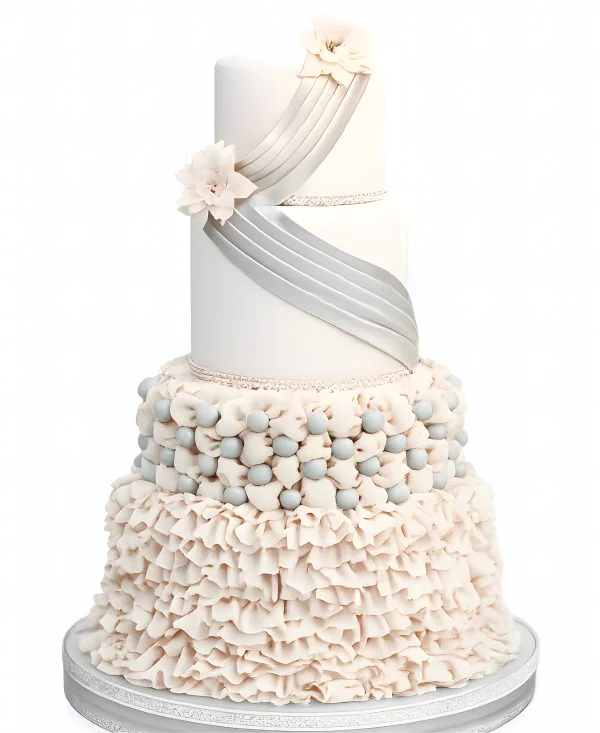 Эксклюзивный серо-розовый свадебный торт с рюшами и цветами Фото