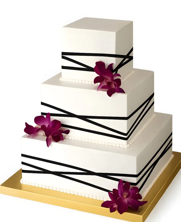 Квадратный свадебный торт с черной ленточкой и цветами Фото