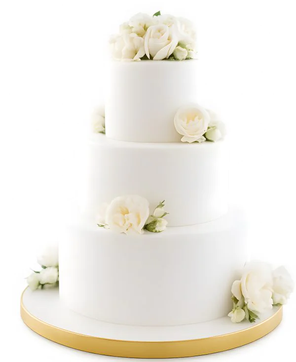 Белый трехъярусный торт с живыми цветами Фото