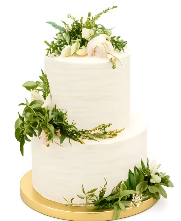 Двухъярусный белый свадебный торт с живыми цветами Фото