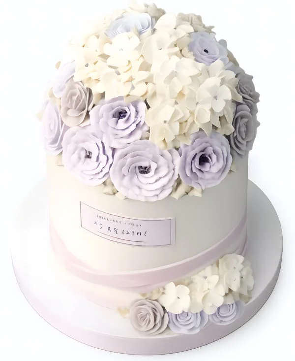 Торт в виде шляпной коробки с фиолетовыми цветами Фото