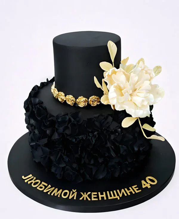 Чёрный торт с мастикой и кремом Фото