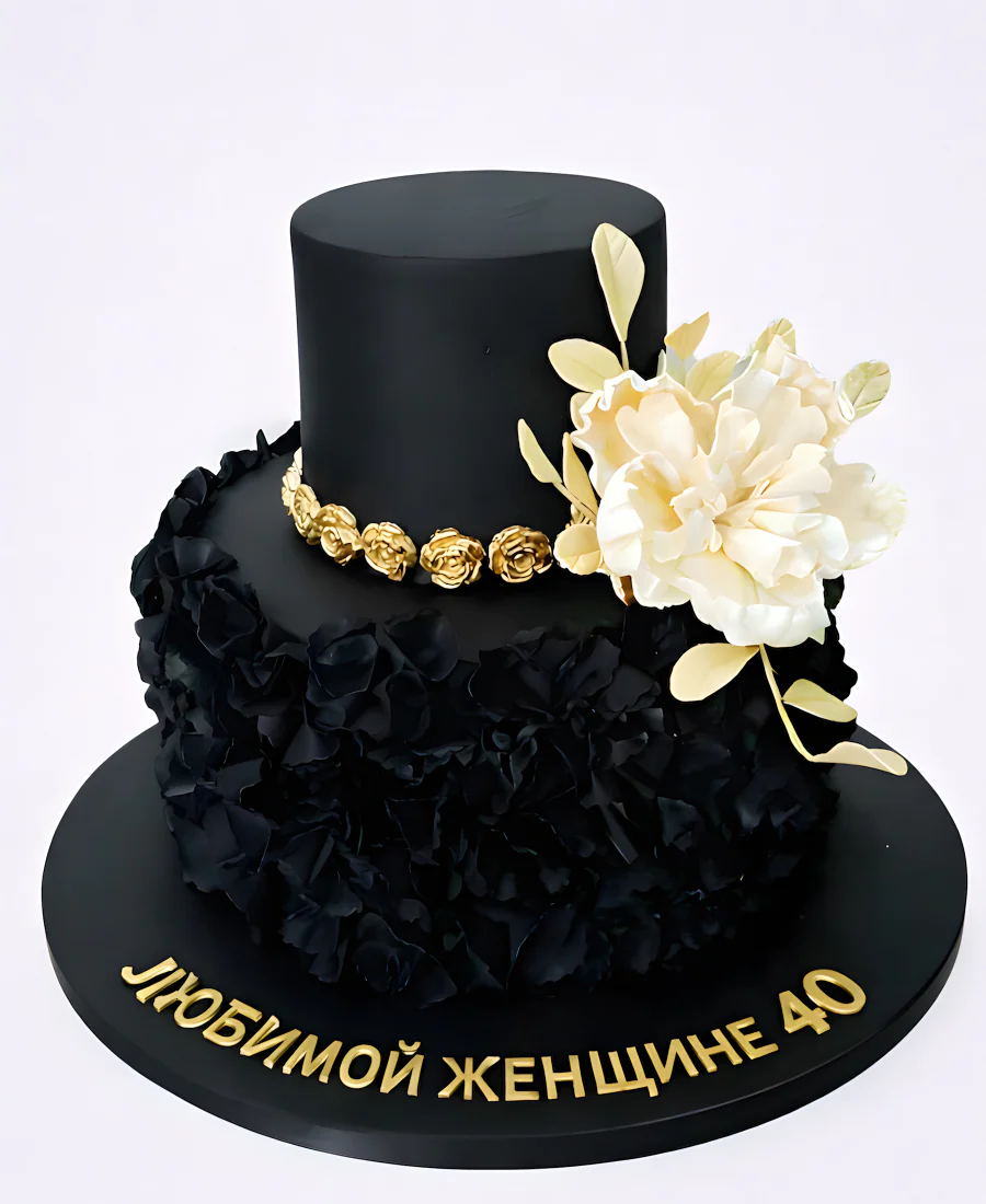 Чёрный торт с мастикой и кремом Фото