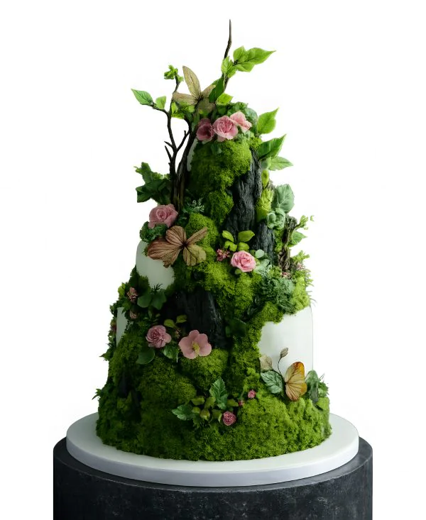 Торт лесная гора с эффектом мха и розовыми бутонами Фото