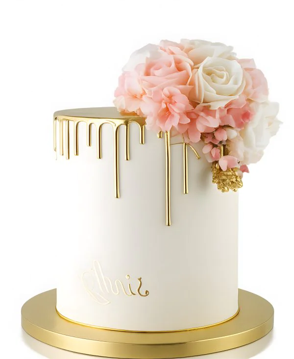 Маленький свадебный торт с золотой глазурью и букетом цветов Фото