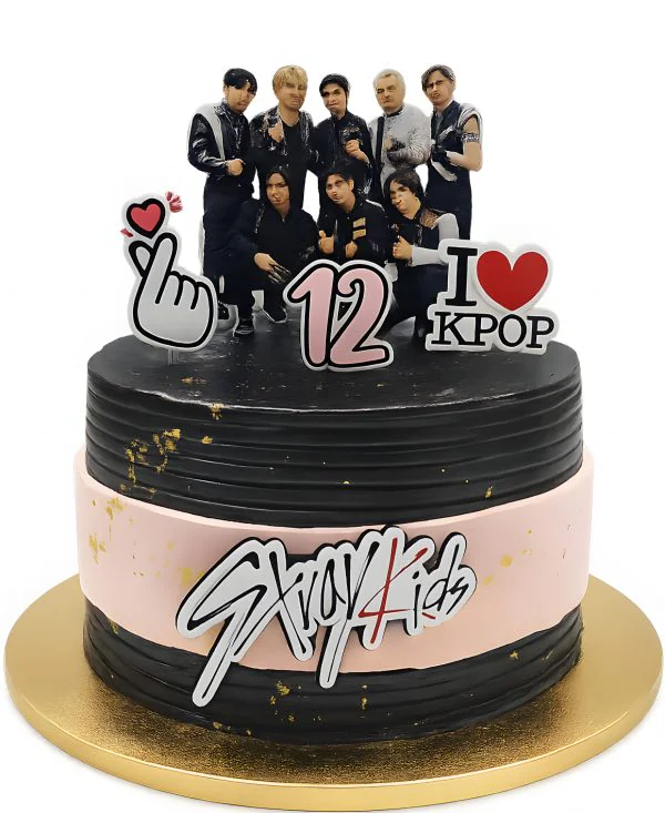 Торт на 12 лет с группой Stray Kids Фото