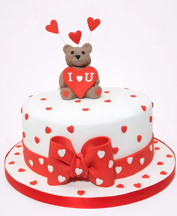 Белый торт с сердцами и мишкой Фото