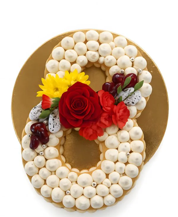 Торт на 8 марта в виде цифры с конфетами и цветами Фото