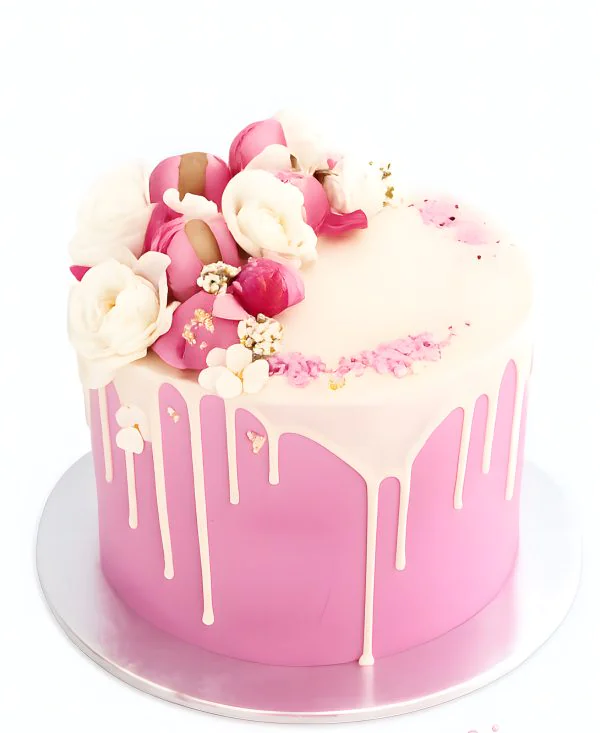 Ярко-розовый торт с белой глазурью и цветами Фото