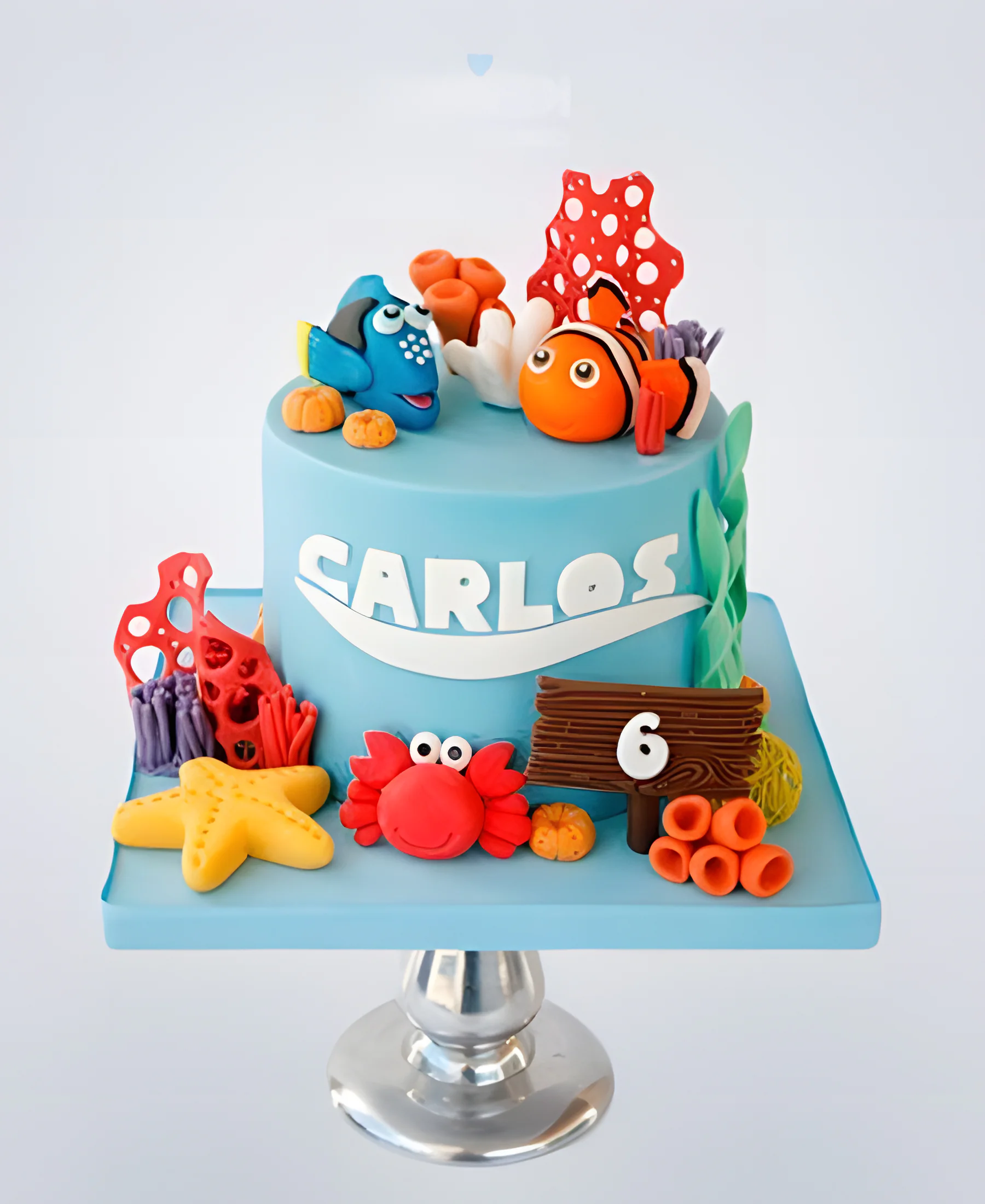 Торт голубого цвета в поисках Немо с рыбками Фото