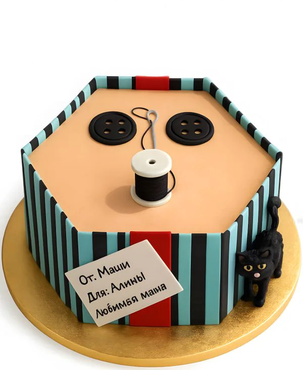 Торт в стиле бенто с пуговицами и Коралиной Фото