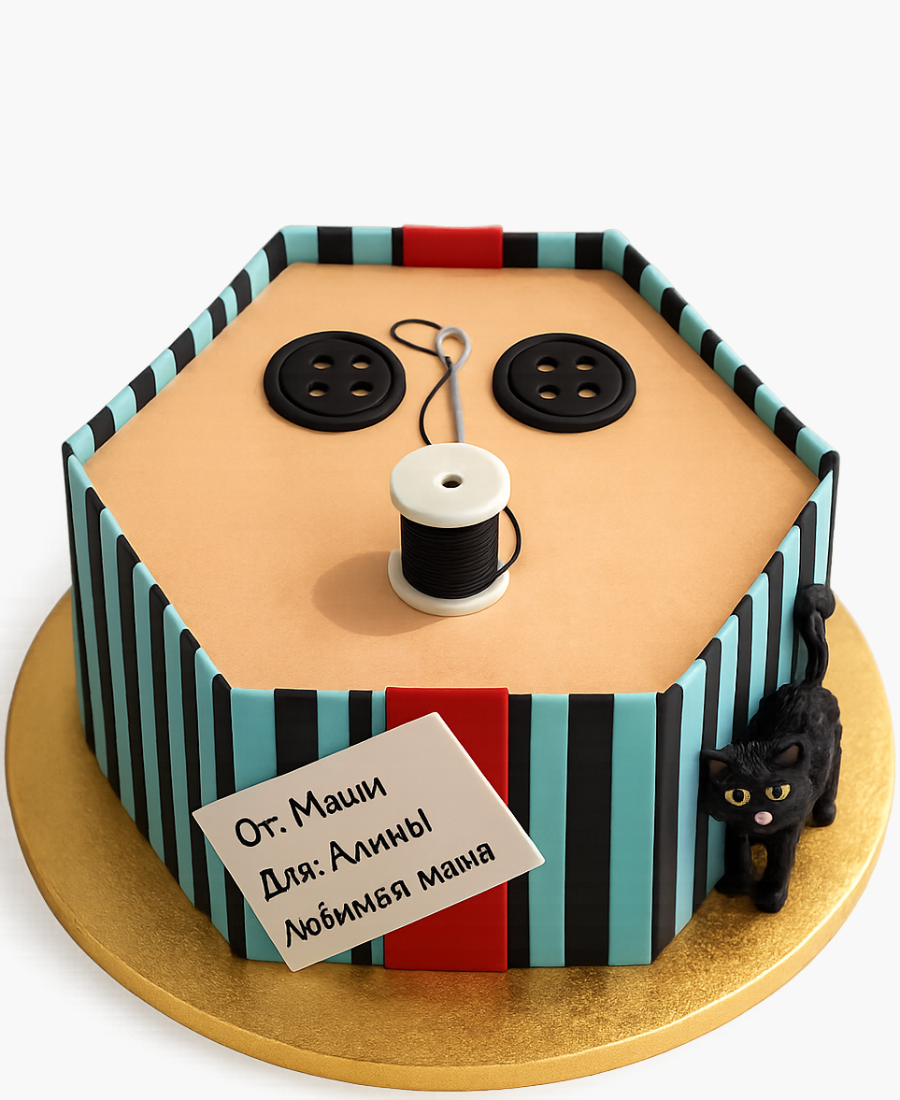 Торт в стиле бенто с пуговицами и Коралиной Фото