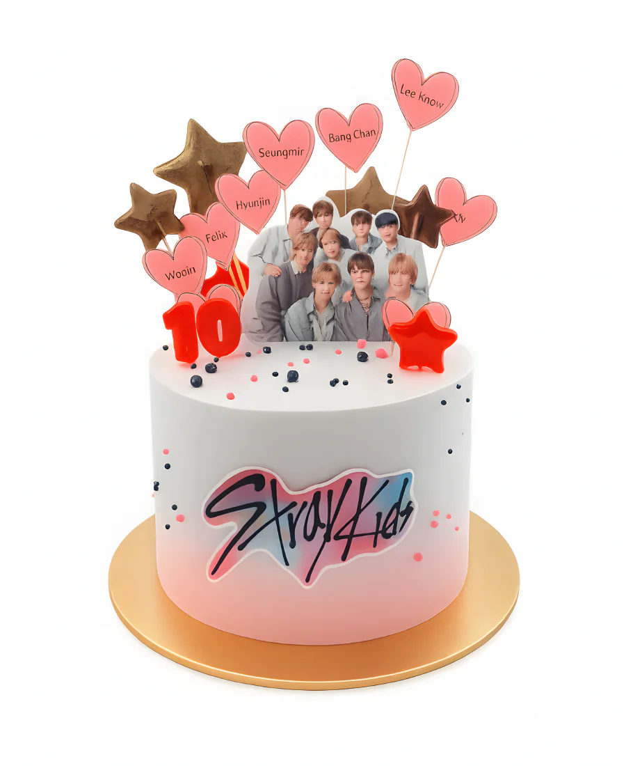 Торт с к-поп группой Stray Kids и сердечками Фото