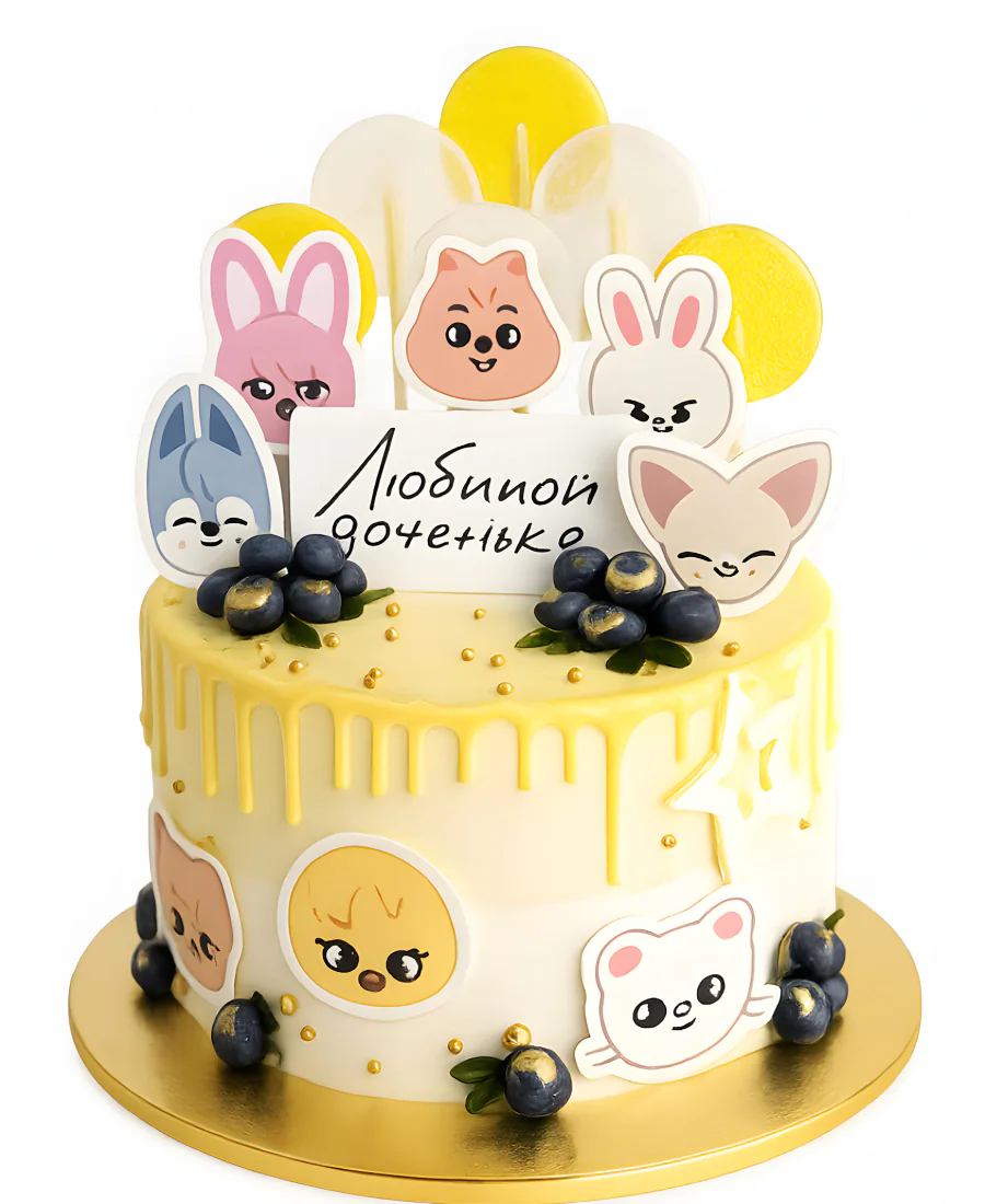 Желтый торт с персонажами Stray Kids и леденцами Фото