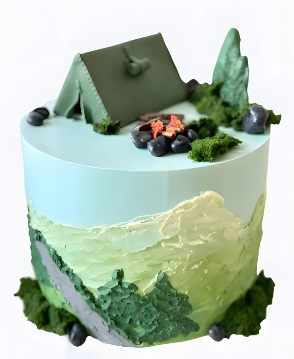 Голубой торт с рисунком гор и палаткой Фото