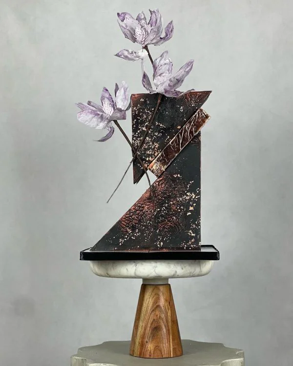 Стильный геометричный торт с цветами Фото