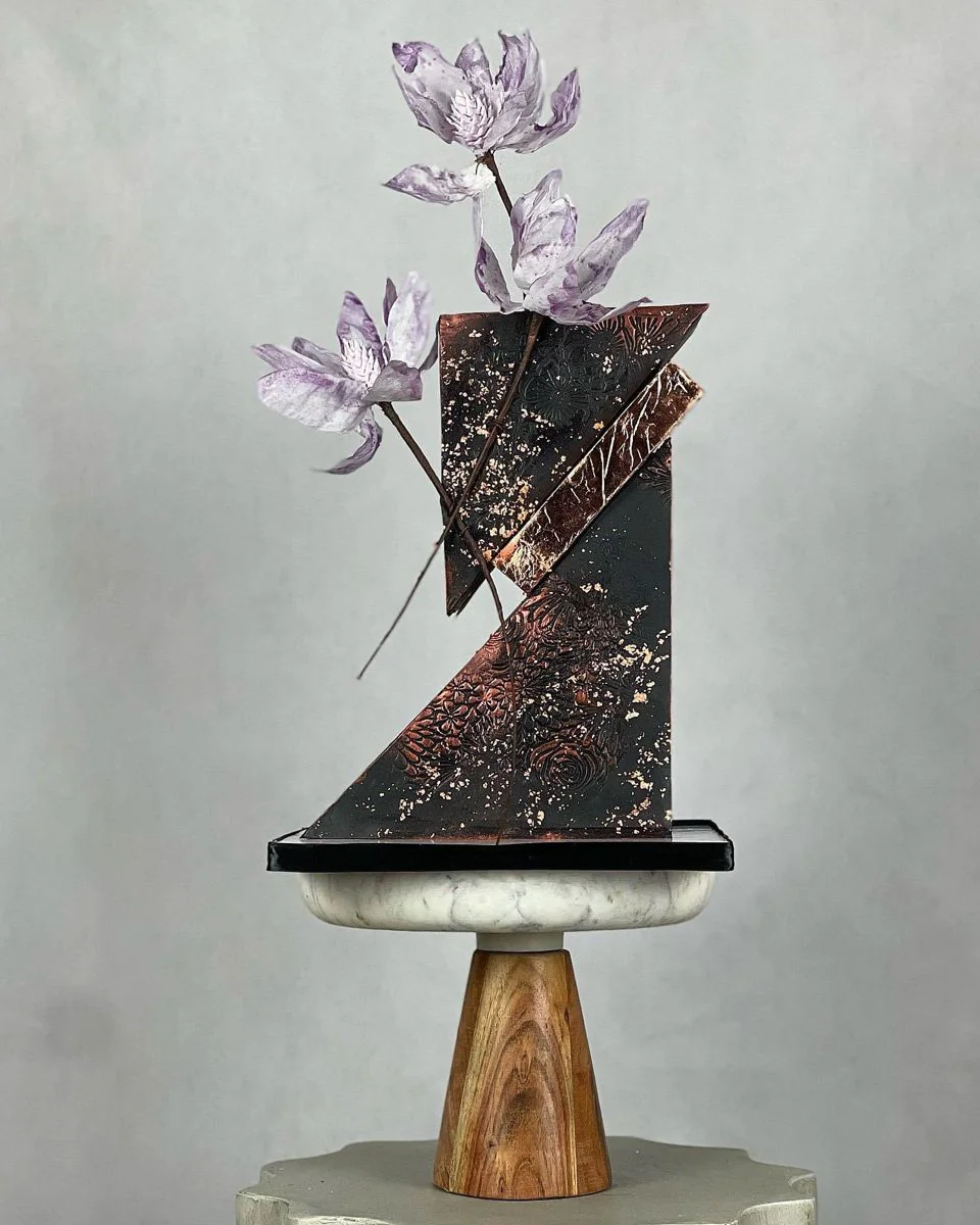 Стильный геометричный торт с цветами Фото