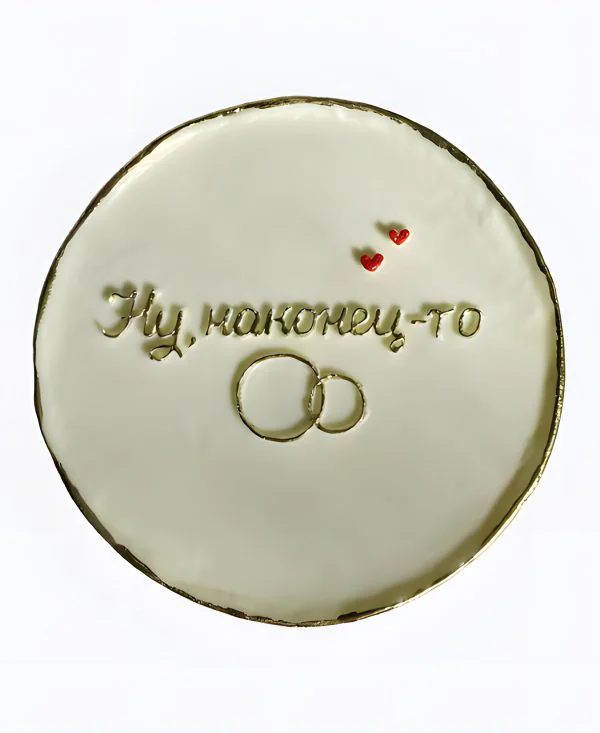 Белый бенто-торт с сердечками и кольцами Фото