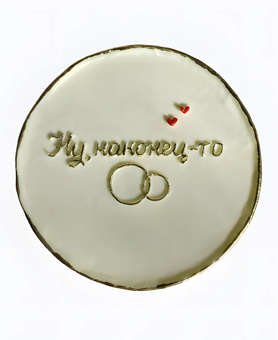 Белый бенто-торт с сердечками и кольцами Фото