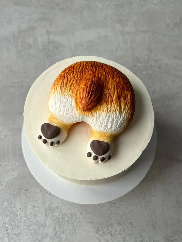 Минималистичный торт с лапками и хвостиком собаки Фото