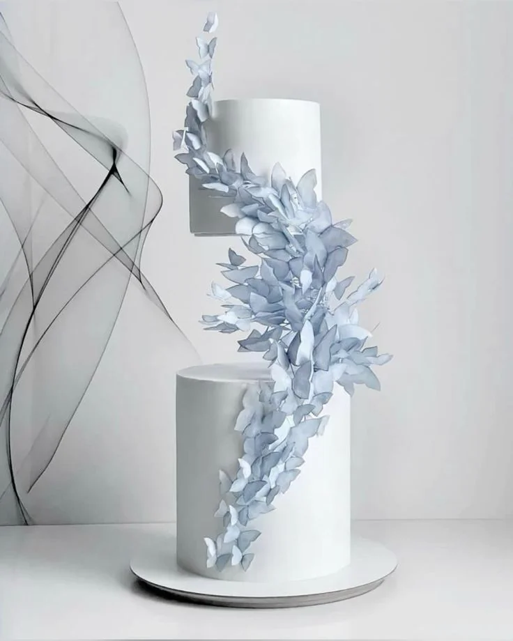 Белый торт с голубыми бабочками Фото