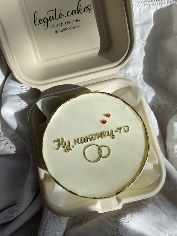 Белый бенто-торт с сердечками и кольцами Фото
