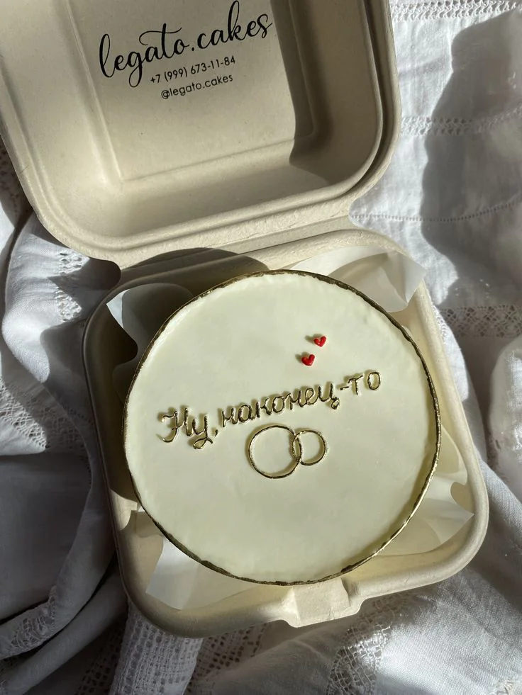 Белый бенто-торт с сердечками и кольцами Фото