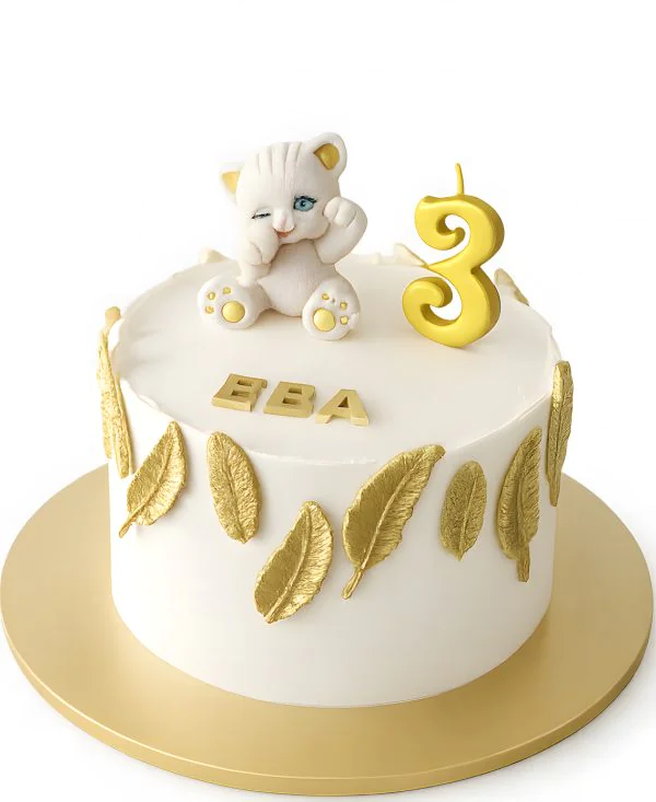 Белый торт с котиком Фото