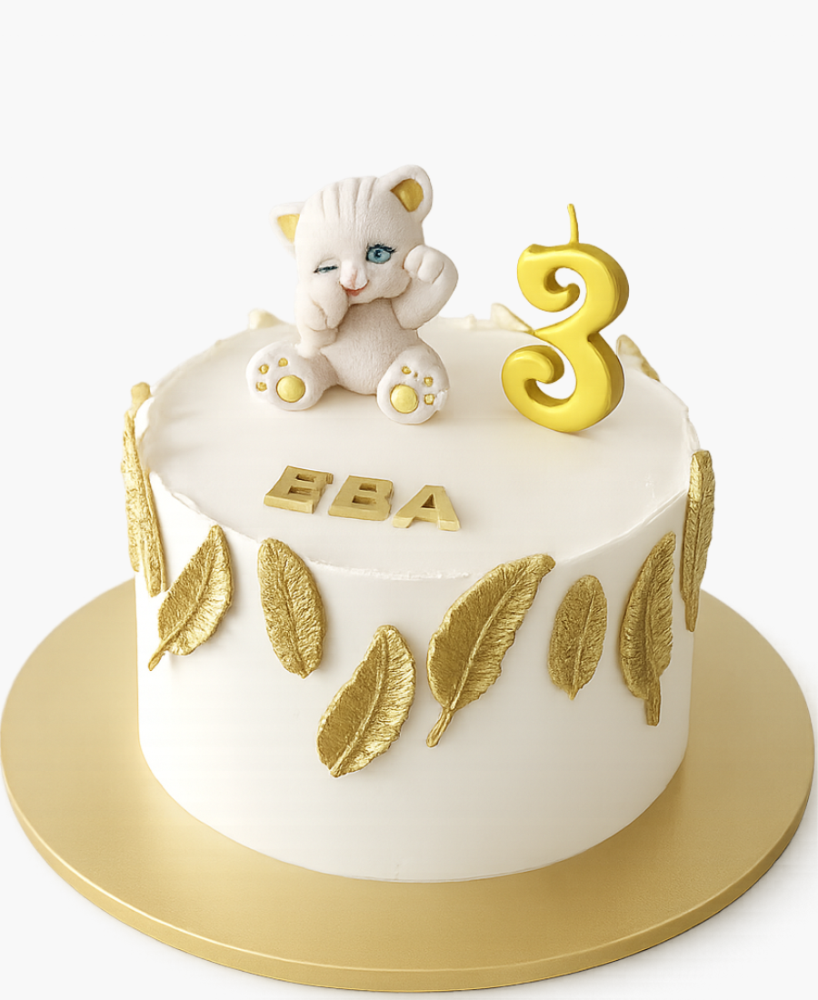 Белый торт с котиком Фото