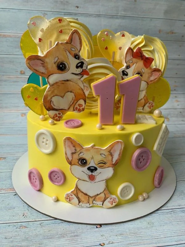 Желтый торт на 11 лет с пуговицами и леденцами Фото