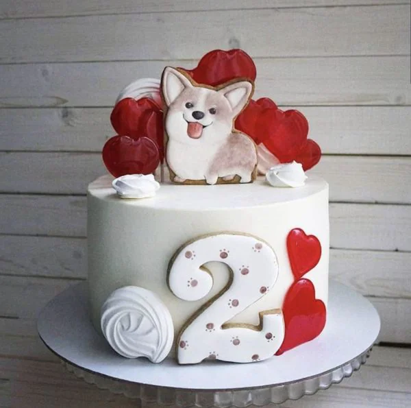 Торт с пряниками и леденцами в форме сердца на 2 года Фото