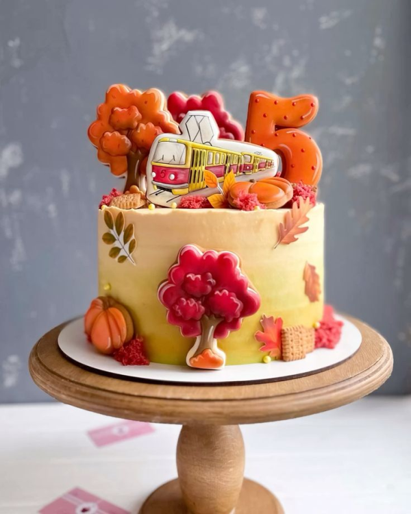 Оранжевый торт с трамваем Фото