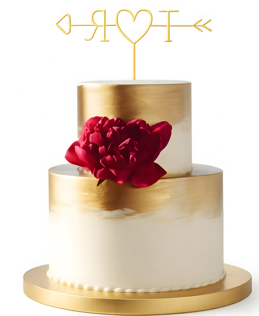 Бело-золотой маленький свадебный торт с бордовым пионом и сердцем Фото