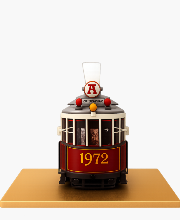 Торт в форме красного трамвая Фото