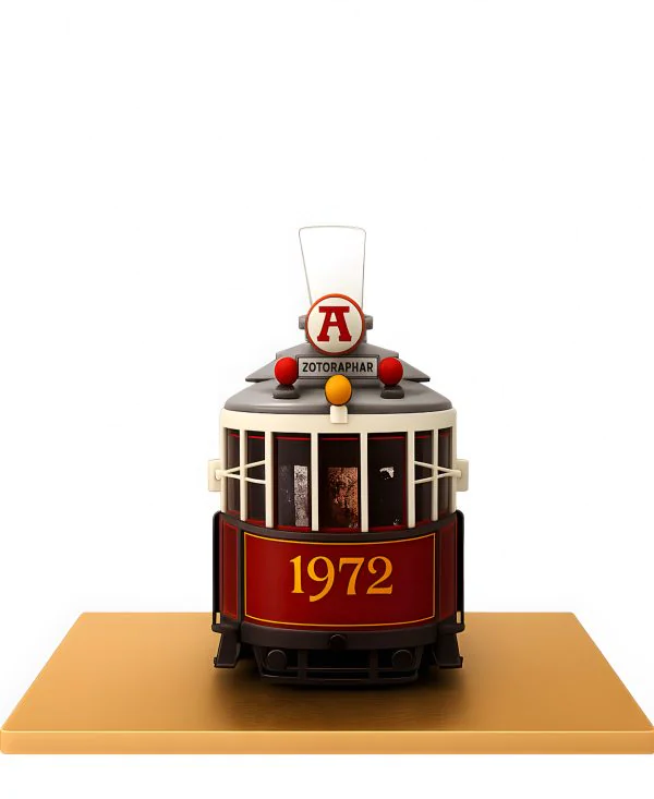 Торт в форме красного трамвая Фото