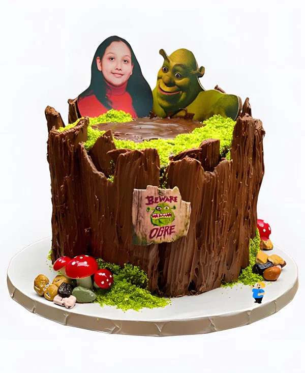 Торт в форме пня с фотопечатью Шрека Фото