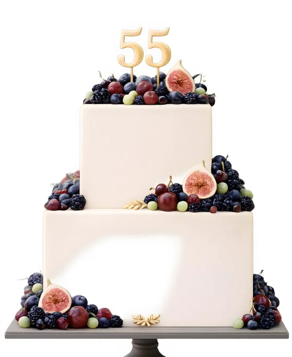 Торт на юбилей женщине 55 лет бежевый с ягодами Фото